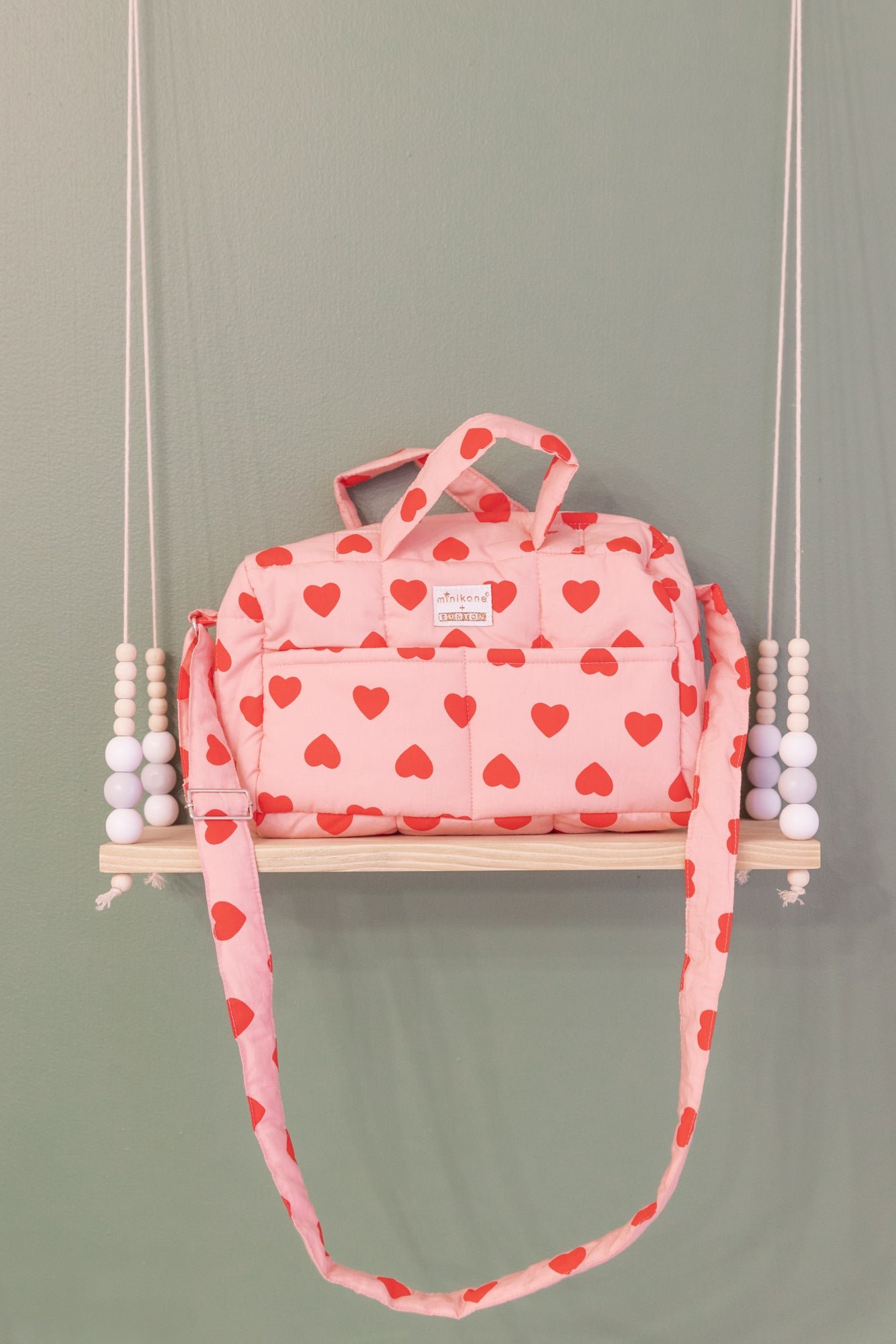 BM2049L_300_5 Accessoire poupon - Sac à langer cœur bonton + minikane – Image 1