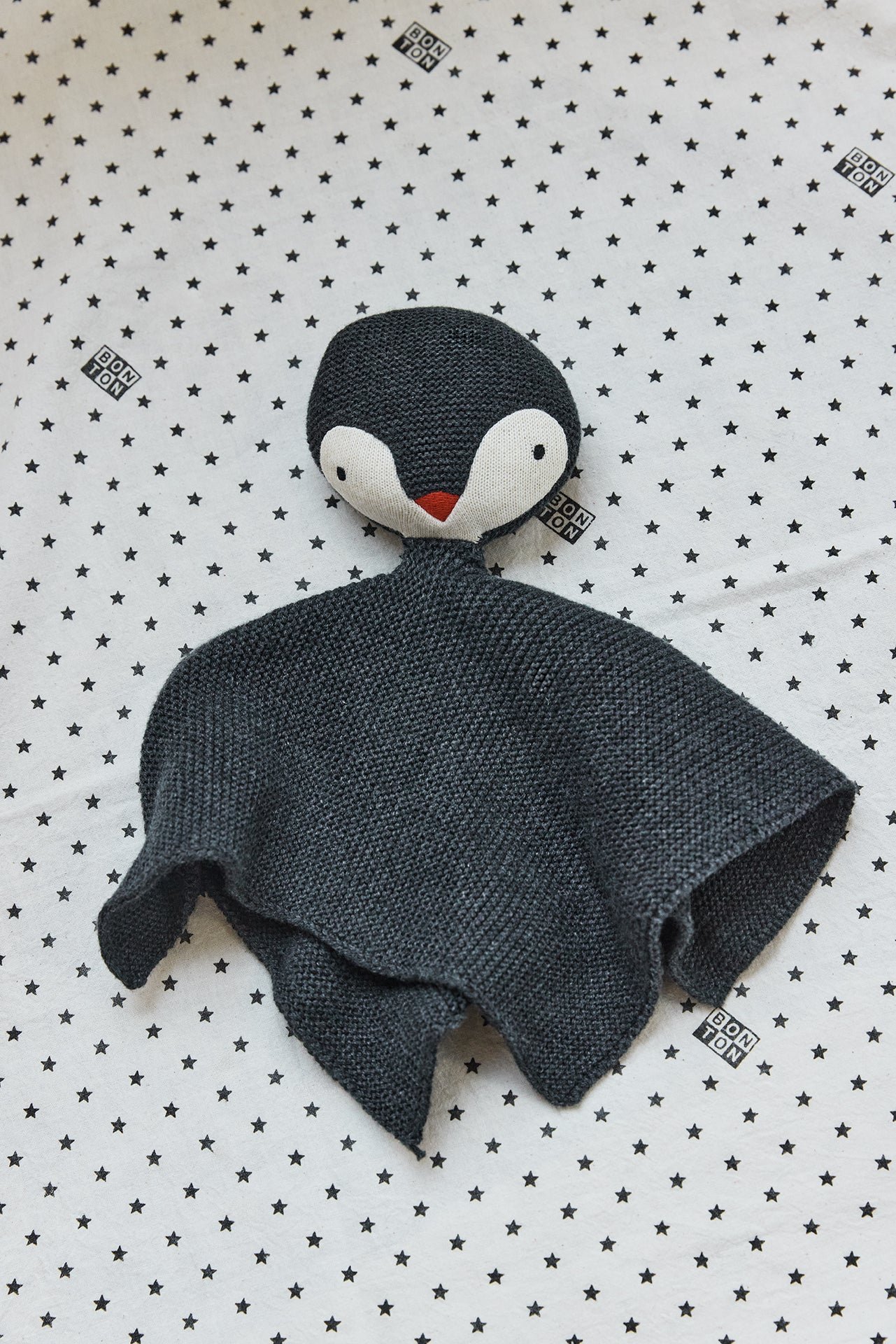 TC_COMPOS_FW26_1026 Doudou - Pingouin Tim gris foncé – Image 1